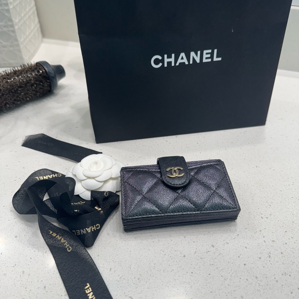 CHANEL Black Metallic Quilted Accordion Card Wallet with Iconic CC Closure
